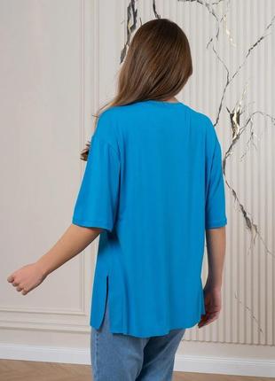 Блакитна оверсайз футболка з принтом та розрізами, розмір s3 фото