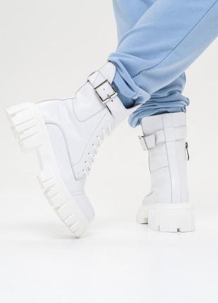 Білі високі черевики з пряжками, розмір 372 фото