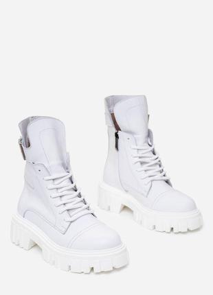 Білі високі черевики з пряжками, розмір 373 фото