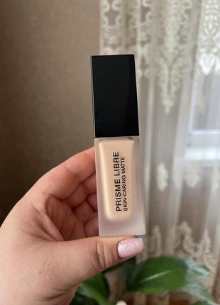 Нова матувальна основа givenchy prisme libre skin-caring matte2 фото