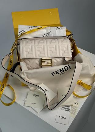 Сумка fendi из гладкой кожи с фирменным барельефом