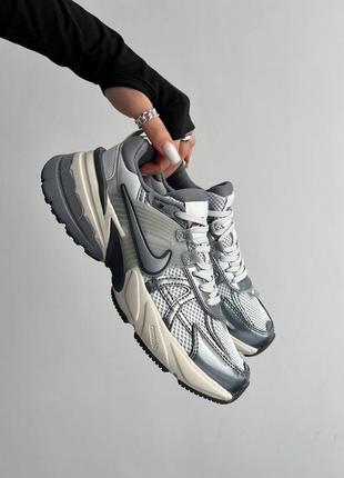 Женские и мужские кроссовки nike wmns v2k run 'pure platinum wolf grey'1 фото