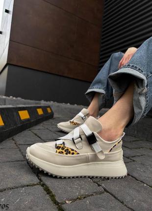 Натуральні шкіряні світло - бежеві кросівки з леопардовим принтом