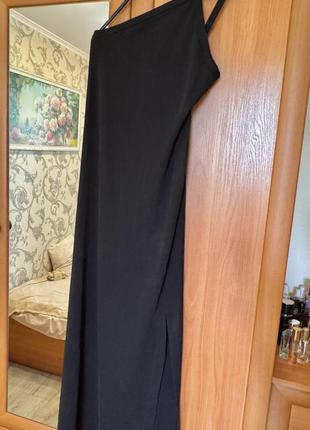 Довга сукня на одній брительці