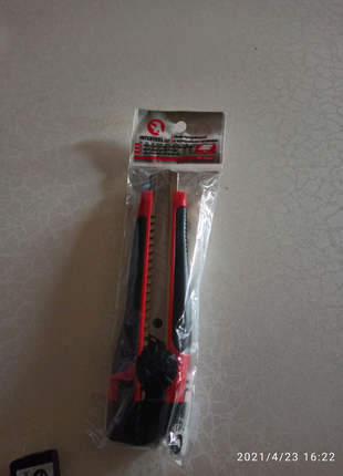 Ніж канцелярський.