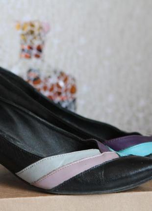 Шкіряні туфлі з кольоровими смужками на низькому каблуці весна лі1 фото
