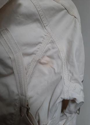 Біла молодіжна коротка куртка з різними заклепками5 фото