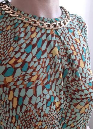Блуза з ланцюгом на шиї і мозаїчним принтом3 фото
