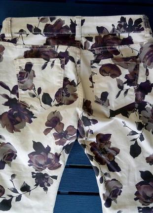 Красиві штани скіні штани квітковий принт фон беж брендові c...3 фото