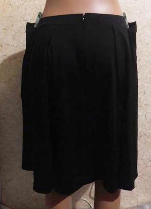 Черная мини-юбка со складками и карманами в боковых швах4 фото