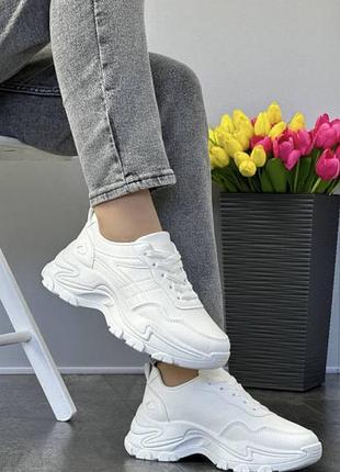 Стильні жіночі білосніжні кросівки !