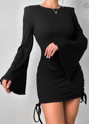 Платье короткое однотонное на длинный рукав приталено на затяжках качественная стильная трендовая черная графитовая3 фото