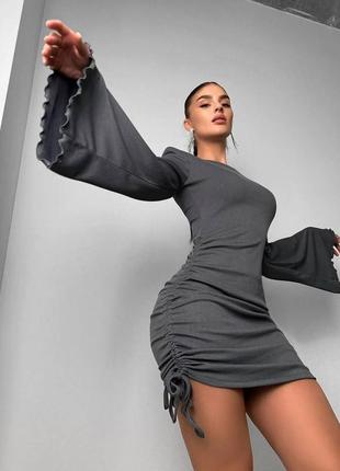 Платье короткое однотонное на длинный рукав приталено на затяжках качественная стильная трендовая черная графитовая5 фото