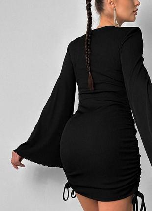 Платье короткое однотонное на длинный рукав приталено на затяжках качественная стильная трендовая черная графитовая2 фото