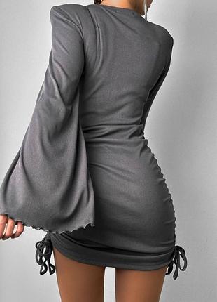 Платье короткое однотонное на длинный рукав приталено на затяжках качественная стильная трендовая черная графитовая8 фото