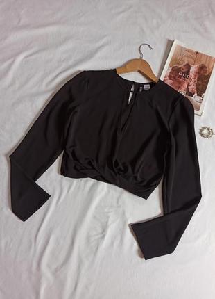 Черная укороченная блуза со сборкой на талии1 фото