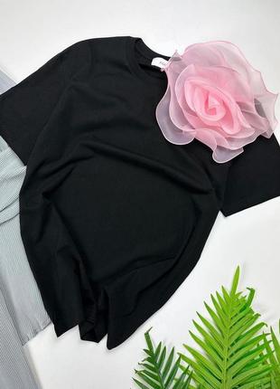Черная футболка с  большой розой