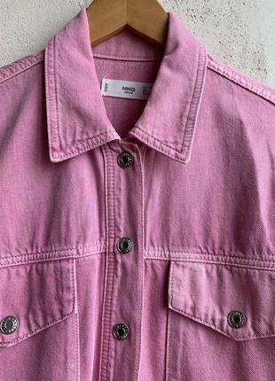 Джинсовая рубашка mango розового цвета5 фото