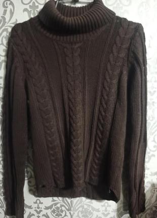 Теплый коричневый вязаный свитер