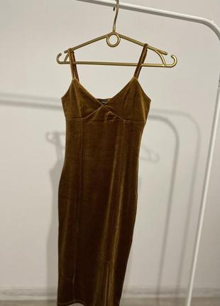 Коричневое платье с распоркой на ноге / обтягивающее велюровое платье2 фото