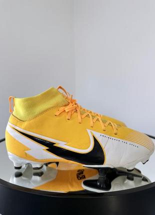 Яркие популярные бутсы nike mercurial