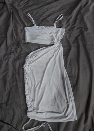 Платье prettylittlething белого цвета с вырезом на животе2 фото