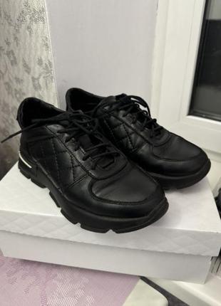 Кожаные кроссовки