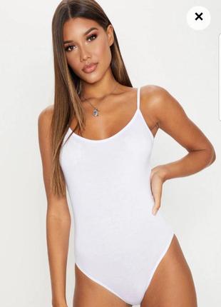 Біле боді на тоненьких бретельках.