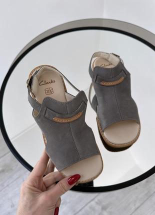 Качественные классические босоножки clarks2 фото