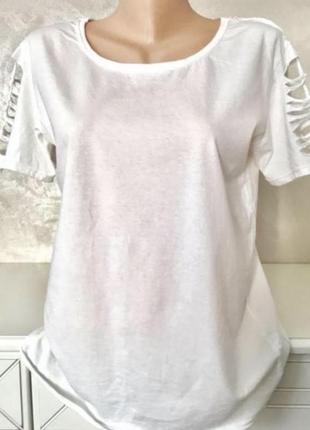 Базова білосніжна футболка з прорізами на рукавах