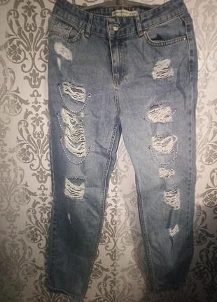 Рваные джинсы с цепочками1 фото