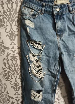 Рваные джинсы с цепочками2 фото