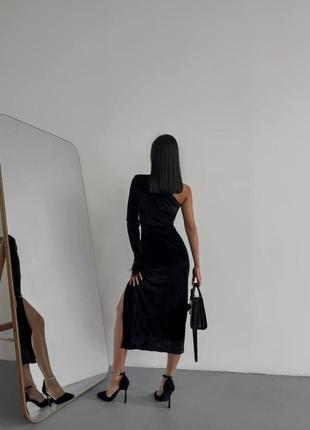 Жіноча сукня міді в обтяжку стильна з розрізом оксамит пір'я підкреслює фігуру один рукав чорний7 фото