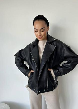 Черная женская куртка-косуха из качественной эко-кожи на подкладке в стиле оверсайз весна/осень1 фото