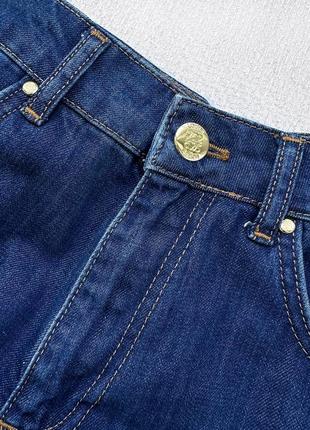 Роскошные трендовые джинсы loewe с высокой посадкой с фирменными знаками на коленках4 фото