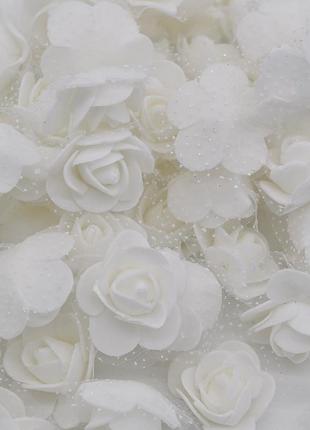 Троянди з фомірану 3,5 см білі з фатином1 фото