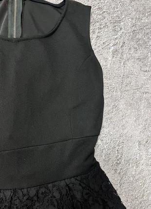 Маленька чорна сукня з мережевом3 фото