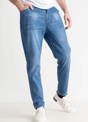 Стильні світлі чоловічі джинси мом блакитні чоловічі джинси на резинці світло сині чоловічі джинси потерті5 фото