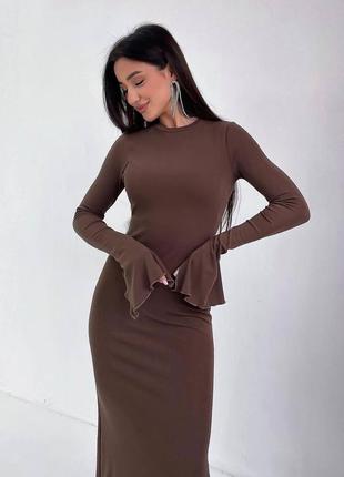 Женское длинное платье в обтяжку стильное миди закрытое подчеркивает фигуру длинный рукав черный шоколад