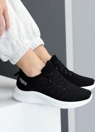 Летние эластичные текстильные дышащие черные кроссовки на белой подошве
