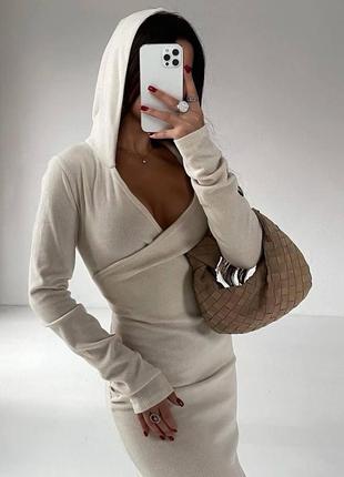 Женское длинное платье с капюшоном в обтяжку стильное модное подчеркивает фигуру длинный рукав молочный графит2 фото