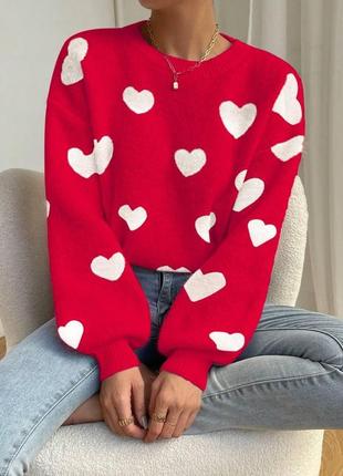 Женский свитер в крупное сердце