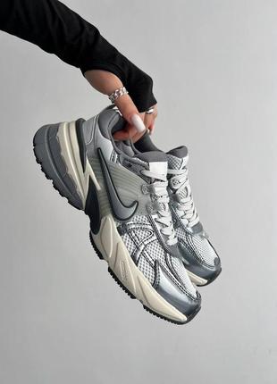 Кроссовки nike wmns v2k run 'pure platinum wolf grey'