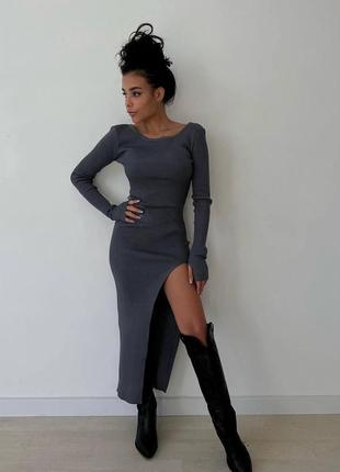 Универсальное женское облегающее трикотажное платье в рубчик длины миди