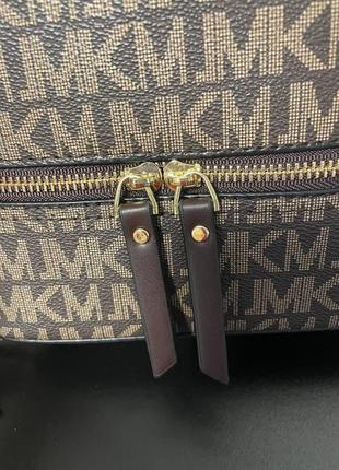 Женский маленький рюкзак mk коричневый стильный бежевый трендовый рюкзак для девушки.4 фото