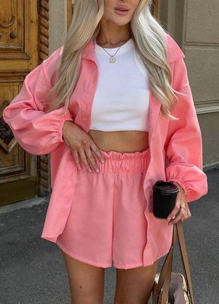 Жіночий зручний прогулянковий костюм двійка шорти на гумці та оверсайз сорочка з льону рожевого кольору