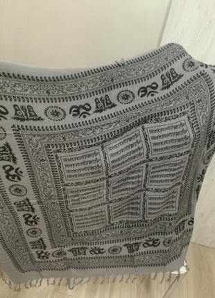 Чудова велика хустка в індійському стилі.