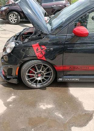 На крыло красные наклейки на автомобиль фиат абарт 500 fiat abarth кузов