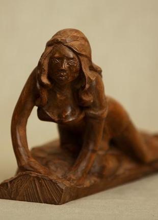Скульптура 'дівчина полулежащая' дерев'яна1 фото