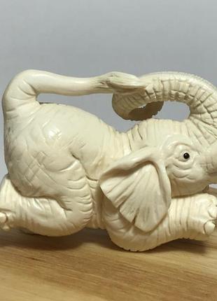 Фігурка "слон грається" з бивня мамонта
